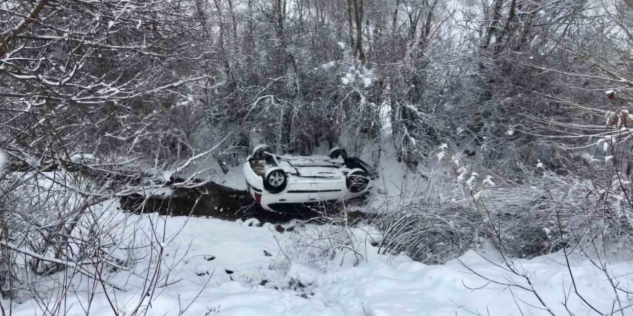 Kar Kazayı Beraberinde Getirdi: Dereye Uçan Otomobilden Yara Almadan Kurtuldu