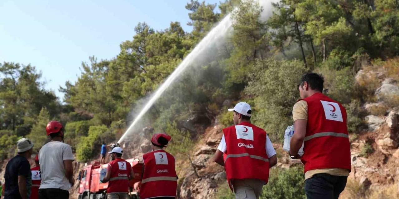 Türk Kızılay Gönüllüleriyle İyiliği Büyütüyor