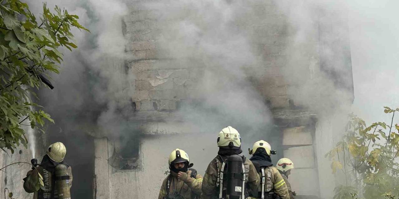 Beyoğlu’nda 2 Katlı Ahşap Binada Yangın Çıktı, Bitişikteki Dairede Uyuyan 2 Kişi Böyle Kurtarıldı