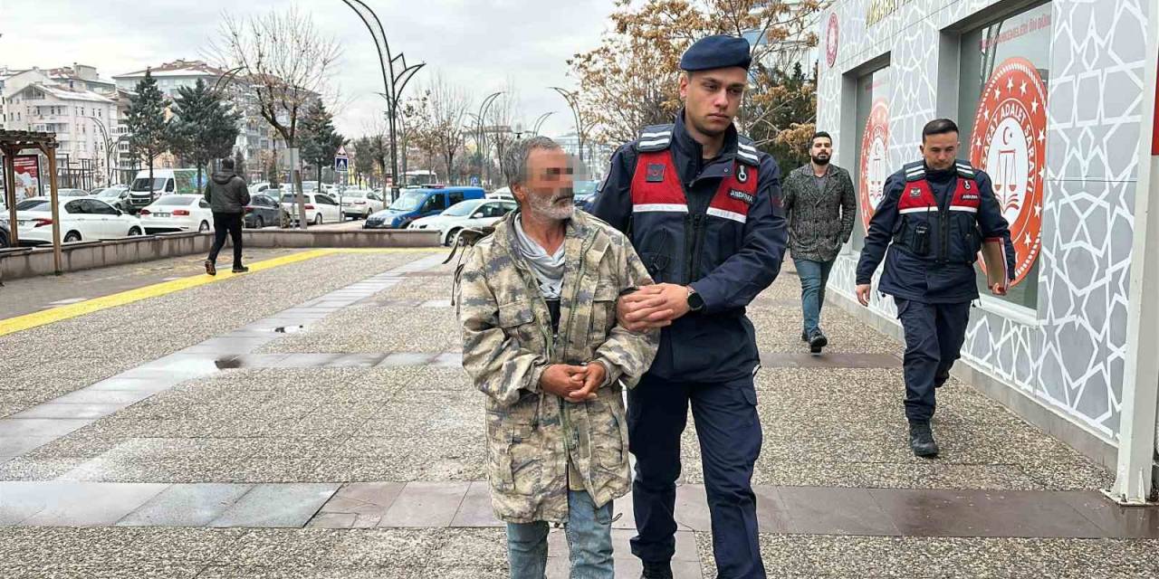 Alkollü Şahıs Tartıştığı Kahvehaneciyi Bıçakladı