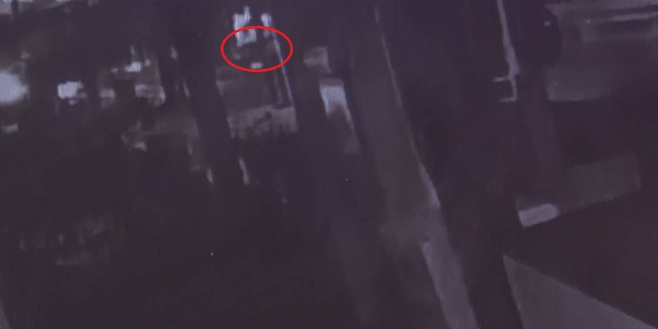 Takla Atan Araçtan Gençleri Yola Savuran Kaza Güvenlik Kamerasında