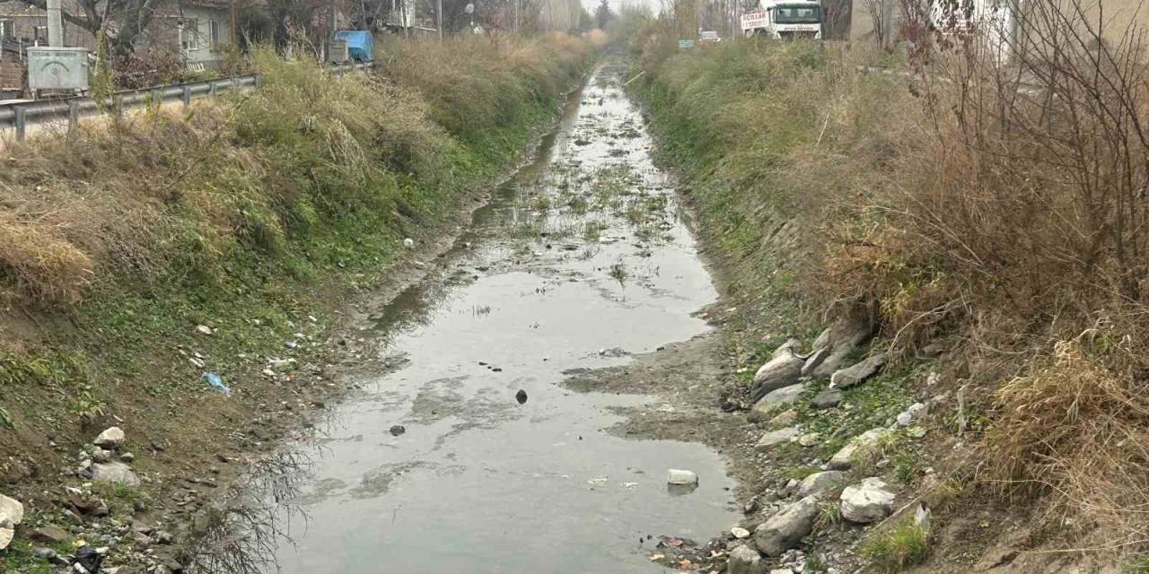 Yeşiltepe’te Kanal Çöplükten Geçilmiyor