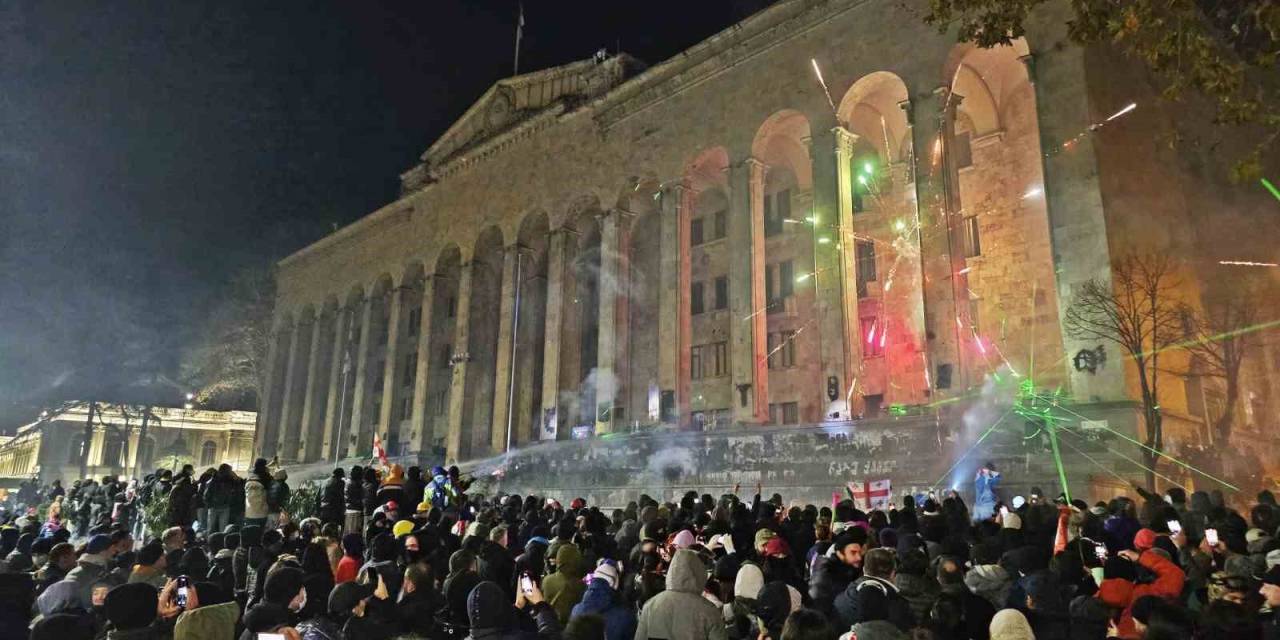 Gürcistan Parlamentosu Önünde Tansiyon Düşmüyor: 22 Gözaltı
