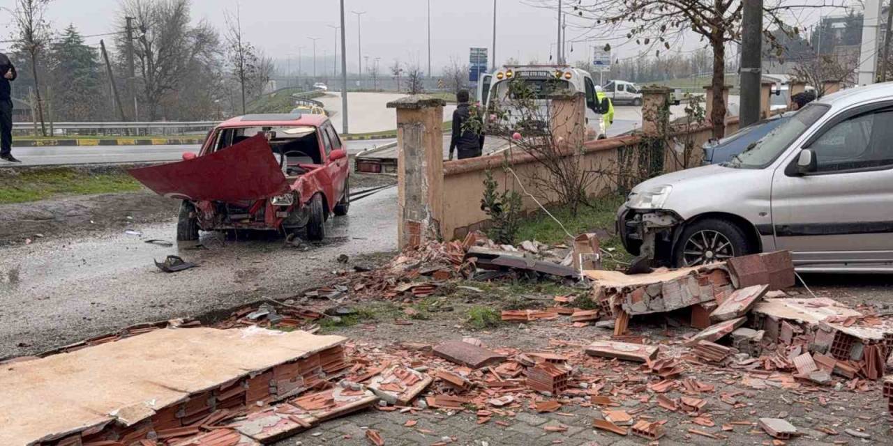 Otomobil Bahçe Duvarını Yıktı: 5 Yaralı