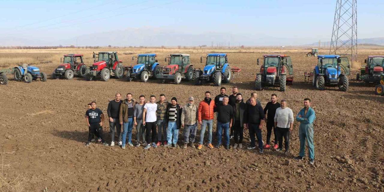 Köylüler 70 Dekar Tarlaya İmece Usulü Arpa Ekti