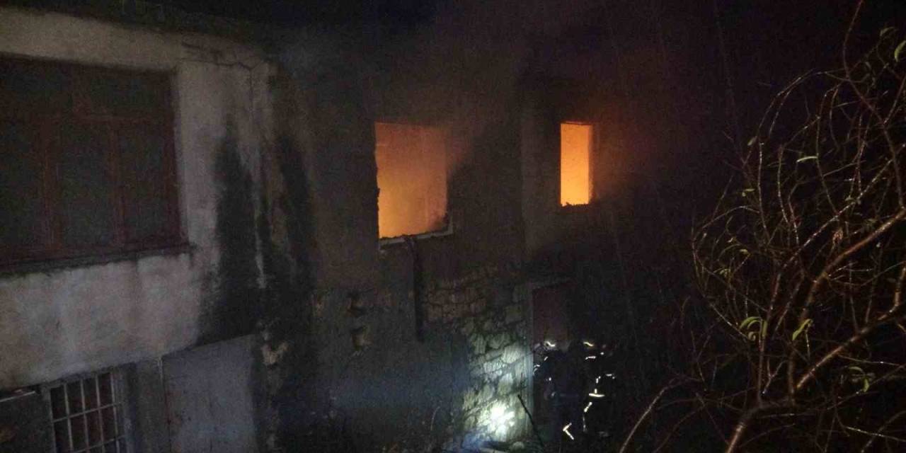 2 Katlı Evde Çıkan Yangına Yağmur Altında Müdahale