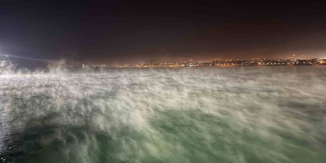 Van Gölü Yüzeyinde Buharlaşma Ve Sis İlginç Görüntü Oluşturdu