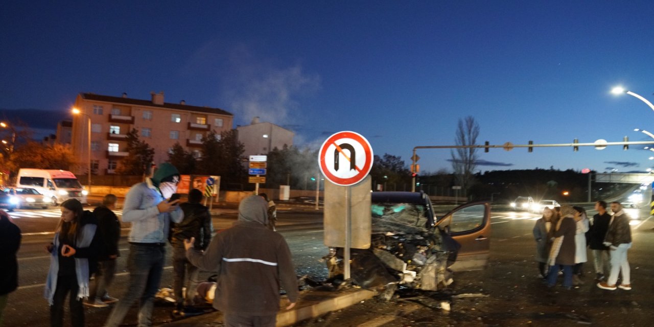 Okul servis minibüsü ile hafif ticari araç çarpıştı: 9 yaralı