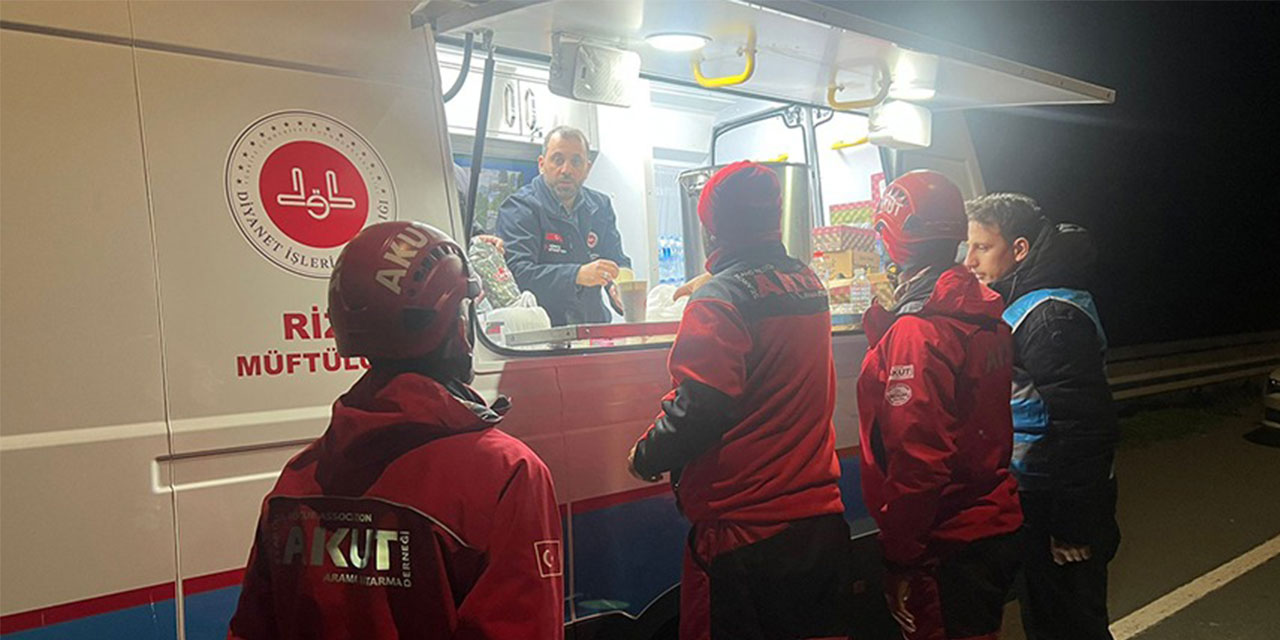 TDV Rize Şubesinin Mobil İkram Aracı Heyelan Bölgesinde Hizmet Verdi