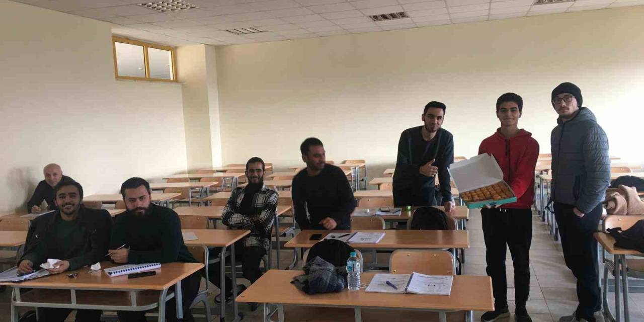 Suriyeli Öğrenci, Ülkesinin Esad’dan Kurtuluşunu Sınıfta Tatlı Dağıtarak Kutladı