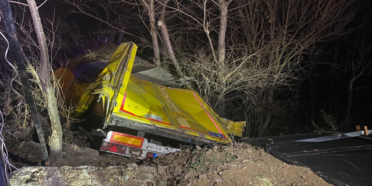 Samsun’da şarampole devrilen TIR’ın sürücüsü yaralandı