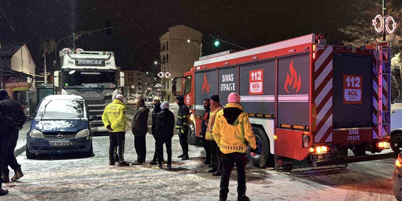 "Dur" İhtarına Uymadı, Tırı Polislerin Üzerine Sürdü