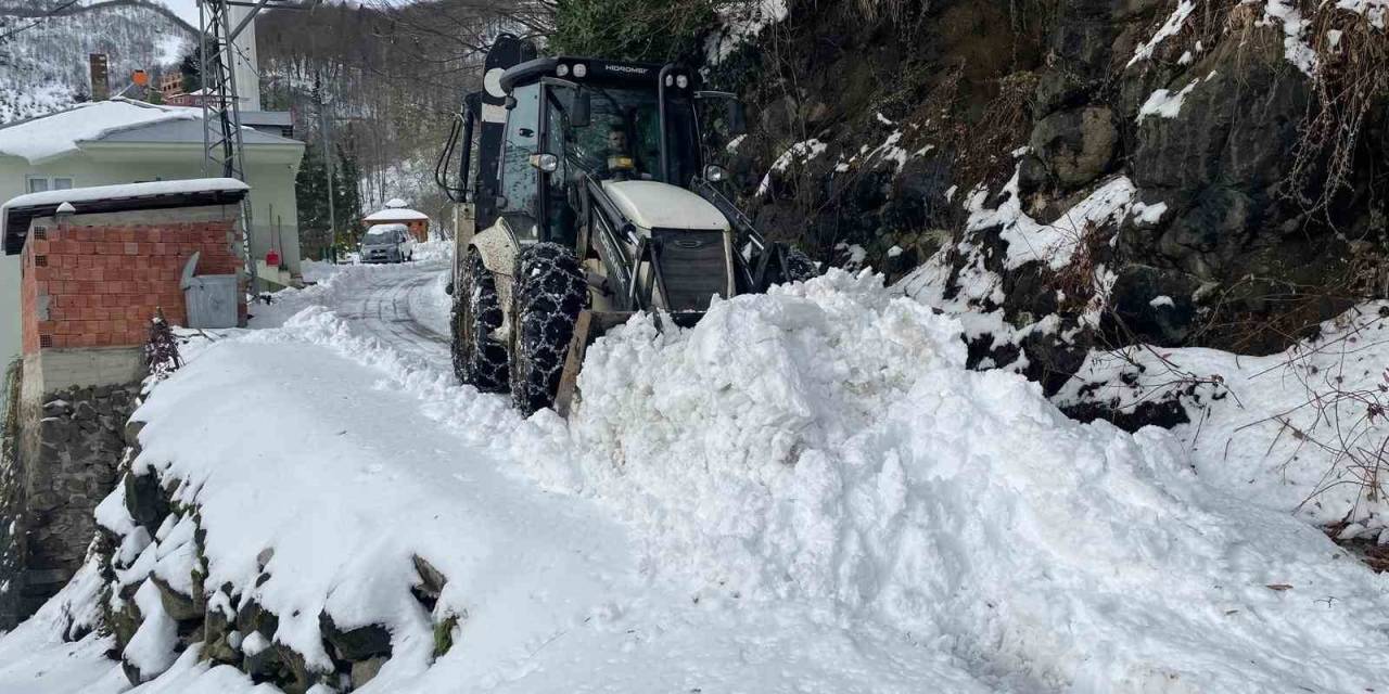 Trabzon’da Kar Nedeniyle Kapanan Mahalle Yolları Açılıyor