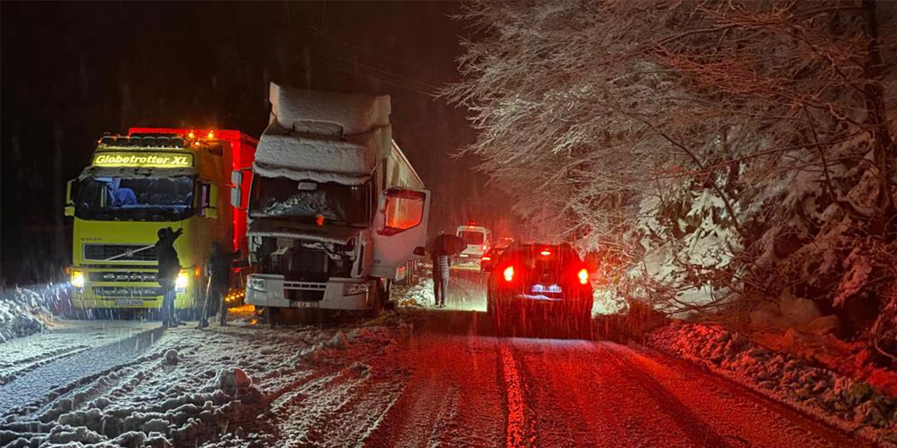 Hopa-Borçka karayolu kardan trafiğe kapandı