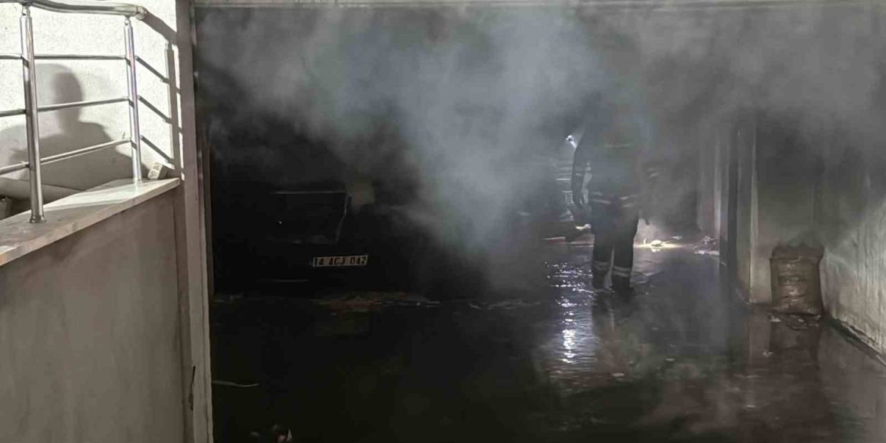 Apartman Garajında Yangın Çıktı: 2 Araç Yandı, Mahsur Kalan 8 Kişi Kurtarıldı