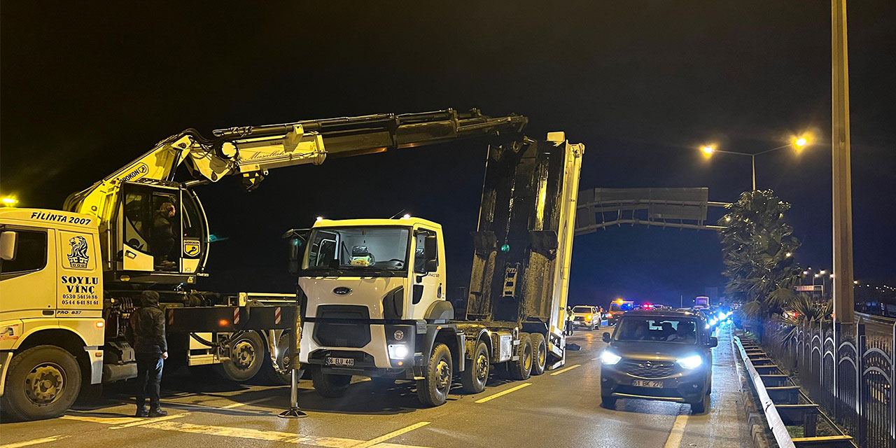 Trabzon'da seyir halindeki kamyon damperi Karadeniz Sahil yolunda tabelaya çarptı