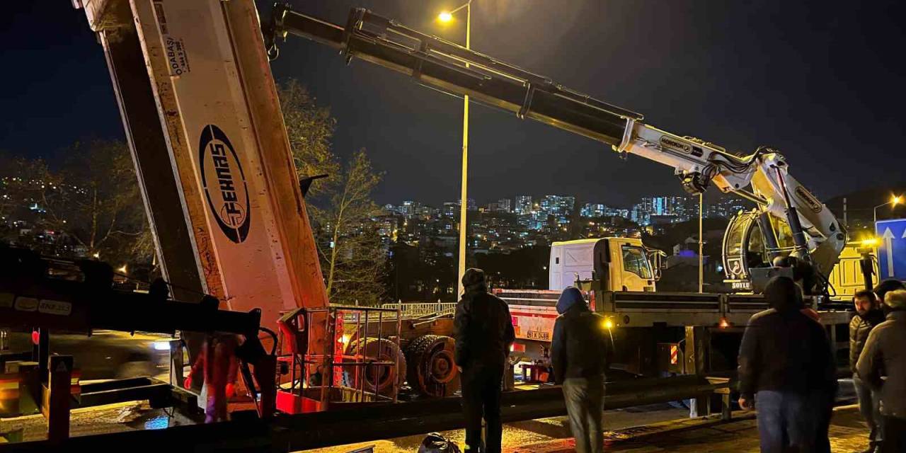 Trabzon’da Seyir Halindeki Kamyon Damperi Tabelaya Çarptı