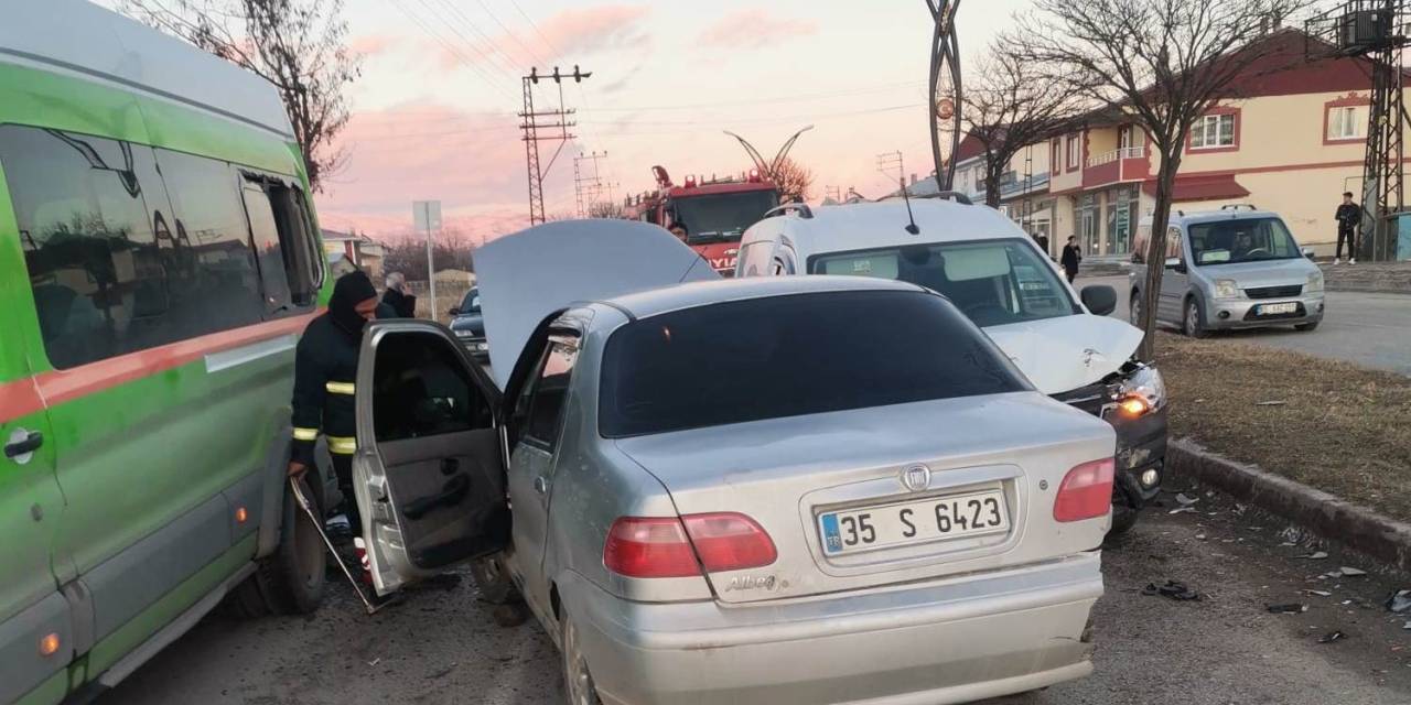 Erciş’te 3 Aracın Karıştığı Kazada 2 Kişi Yaralandı