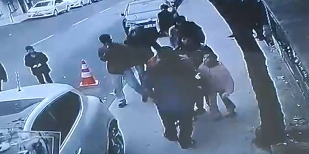 Sokak Ortasında Kadına Bağıran Adamı Mahallenin Gençleri Darp Etti