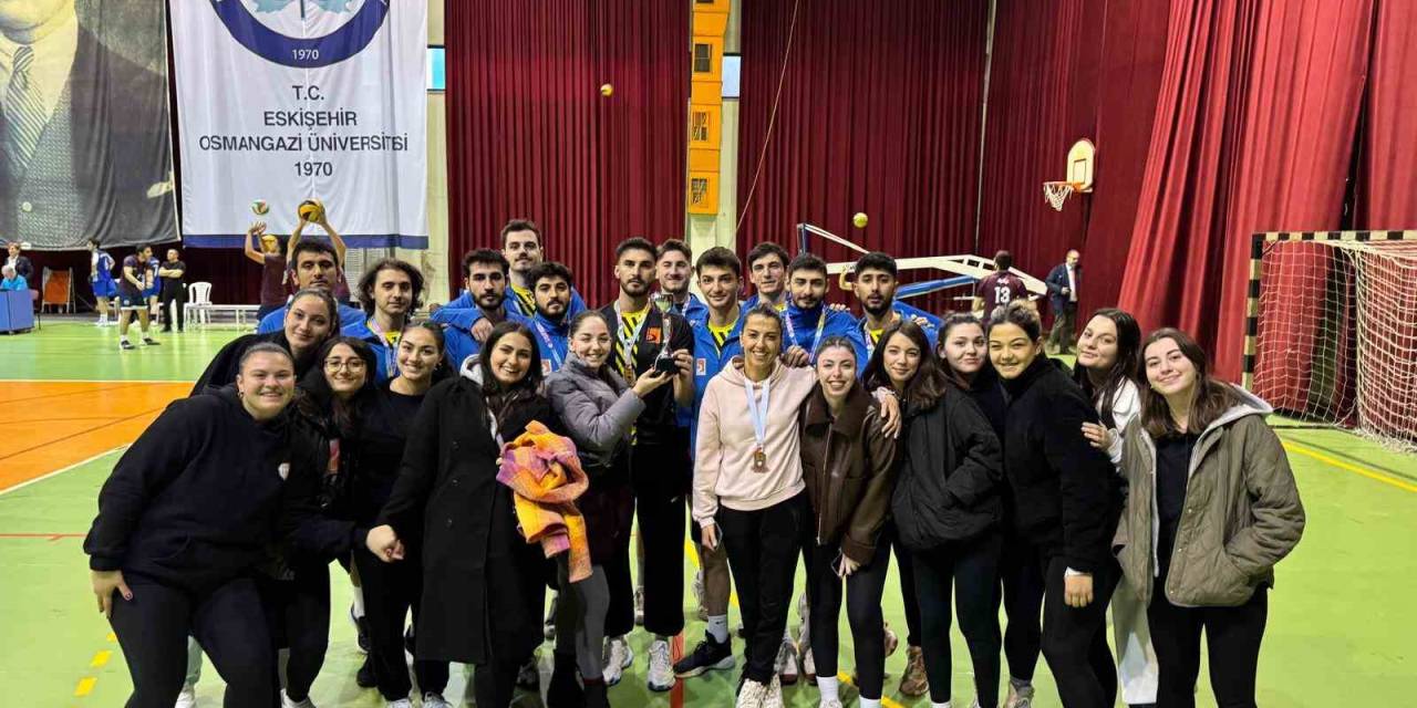 Bşeü Voleybol Takımlarından Büyük Başarı