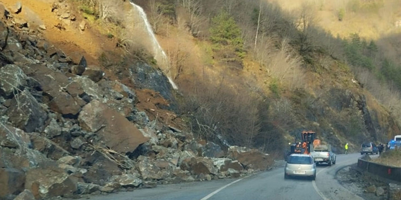 Artvin’de heyelan nedeniyle Hopa-Borçka karayolu ulaşıma kapandı