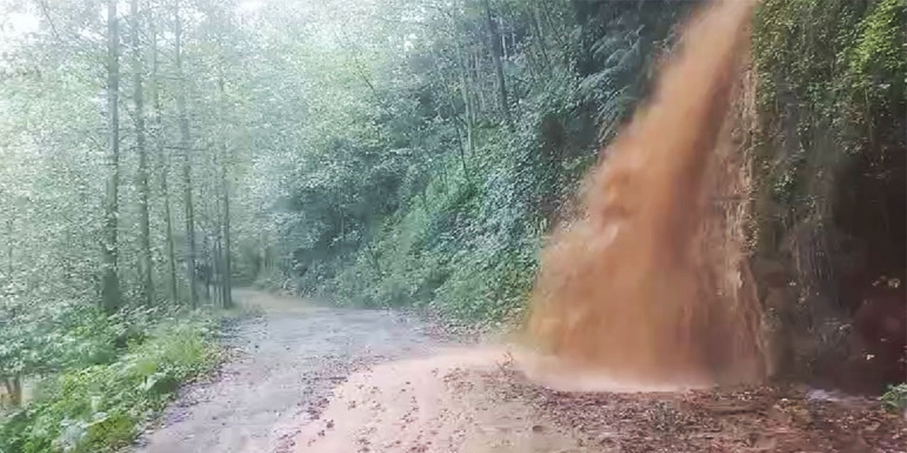 Rize'de heyelan köy yolunu kapattı; taş duvarın yıkılma anı kamerada