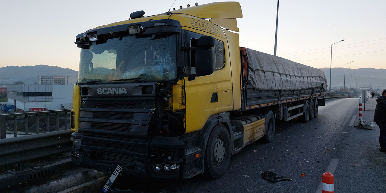 Rize'ye tuğla taşıyan TIR 5 araçlı zincirleme kazaya karıştı: 2 yaralı