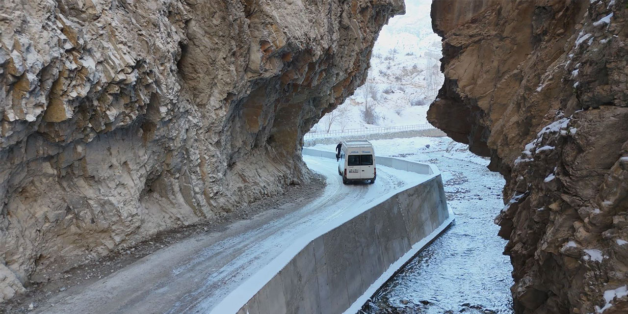 Dev kayalar arasındaki yoldan geçmek cesaret istiyor