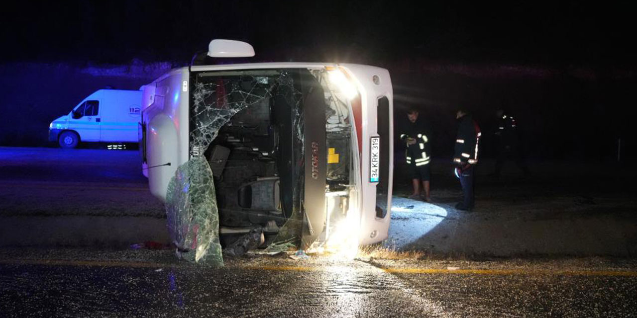 Cenaze için İstanbul'dan Sinop'a giden vatandaşları taşıyan midibüs devrildi: 1 ölü, 23 yaralı