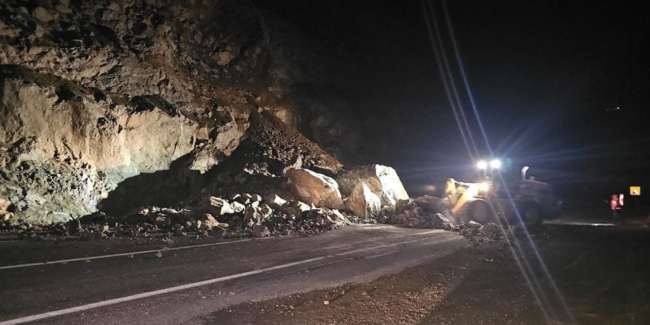 Artvin'de gece meydana gelen heyelan karayolunu ulaşıma kapattı