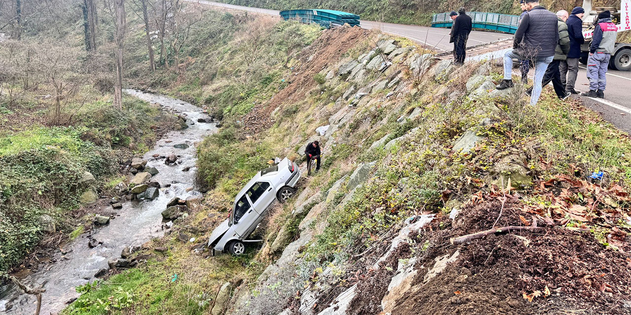 Trabzon'da dere yatağına devrilen otomobildeki 4 kişi yaralandı