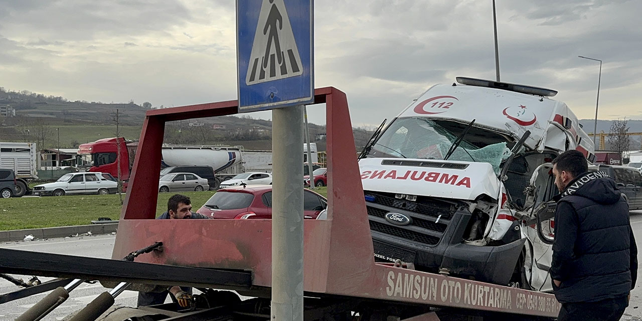 Samsun'da tırla çarpışan ambulansın şoförünün yaralandığı kaza güvenlik kamerasında