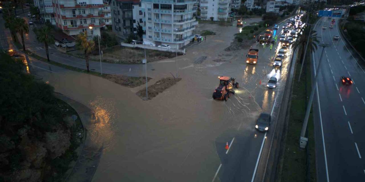 Manavgat’ta Yoğun Yağış Etkili Oldu, Yollar Göle Döndü