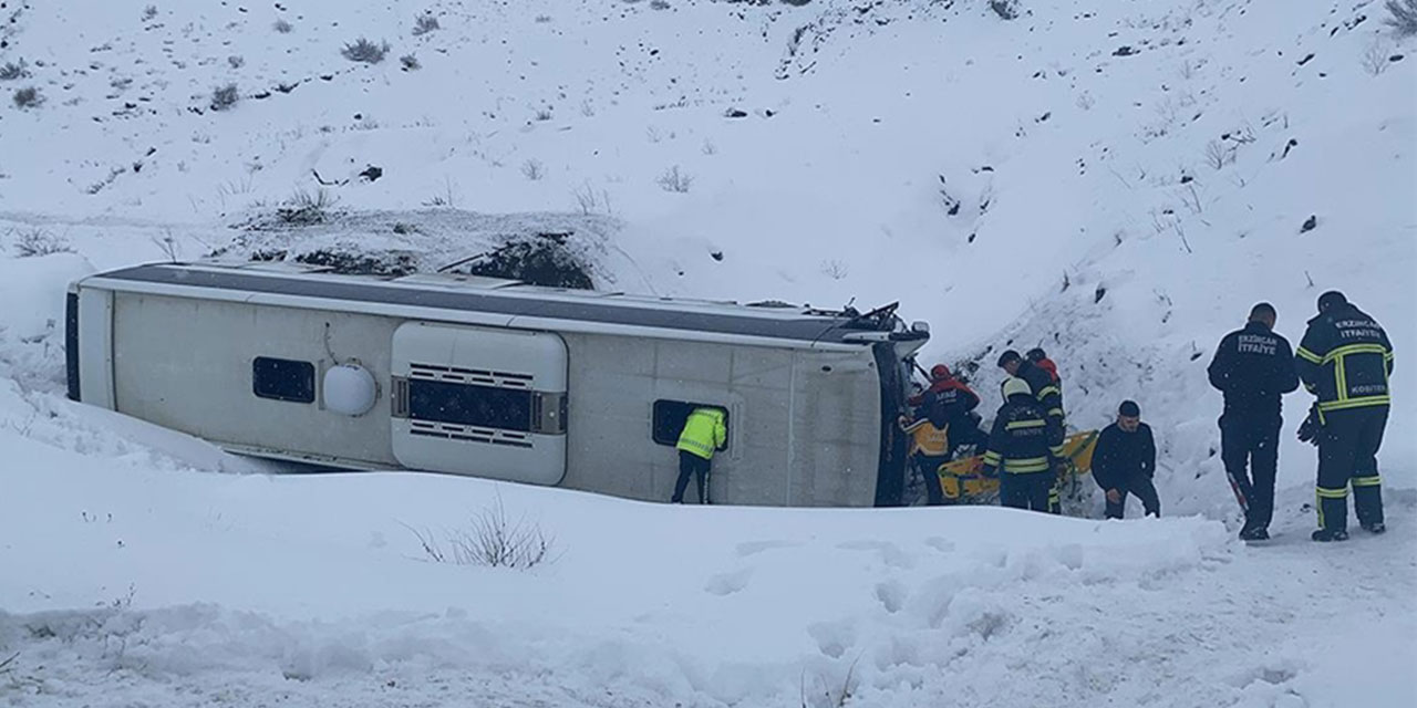 Erzincan'a cenaze götüren otobüs şarampole yuvarlandı; yaralılar var