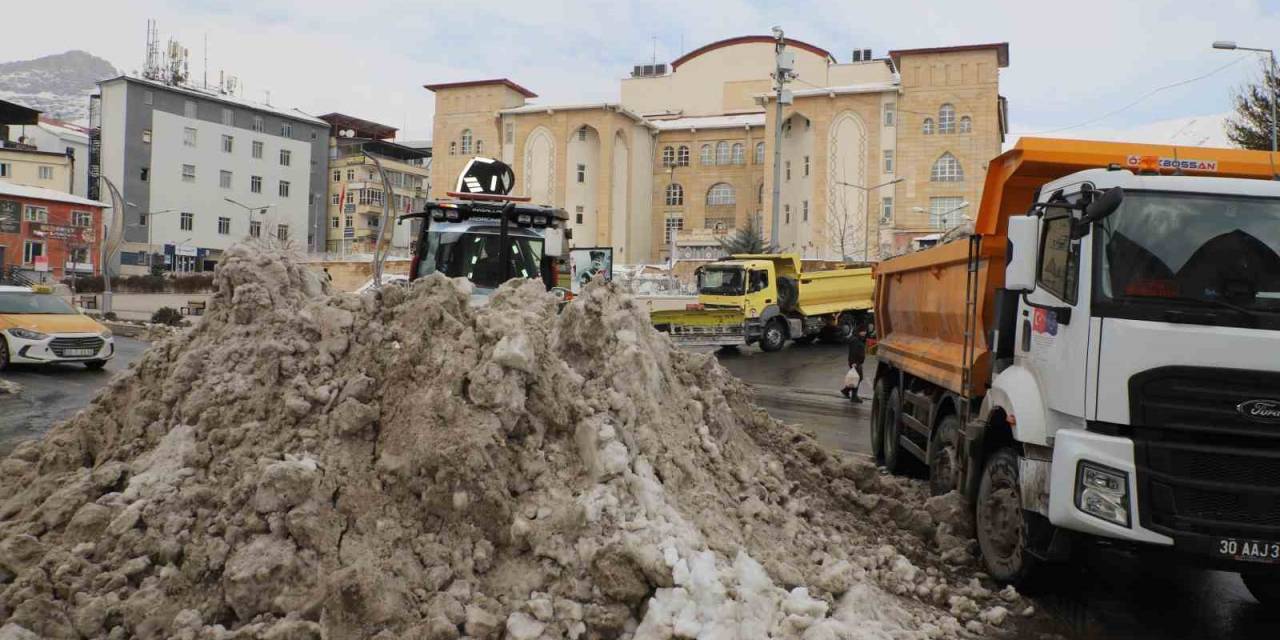 Hakkari’deki Kar Yığınları Şehir Dışına Çıkarıldı