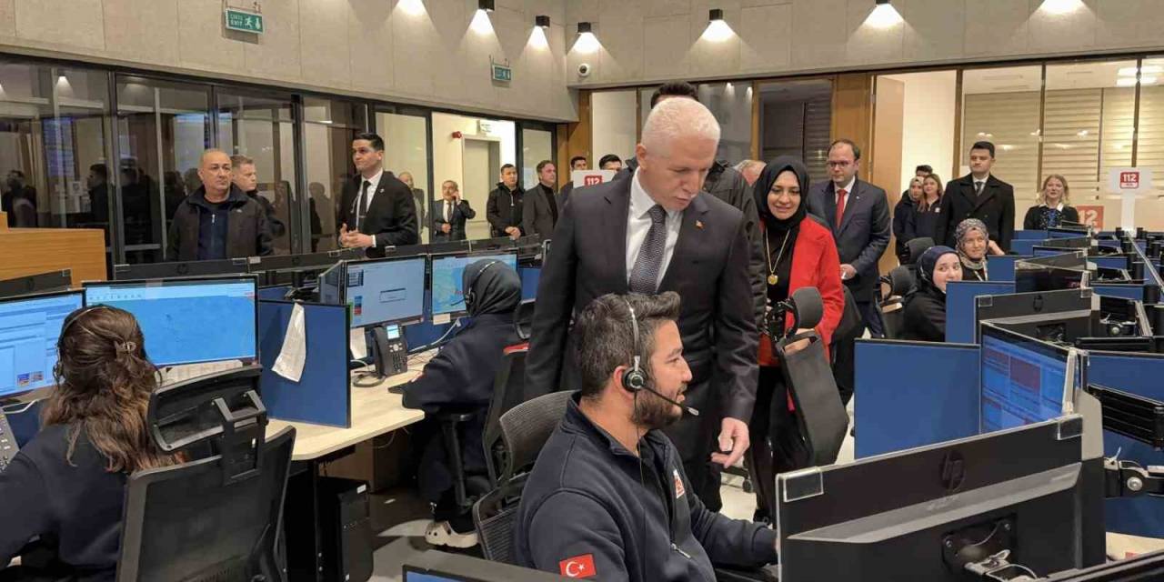 İstanbul Valisi Davut Gül, 112 Acil Çağrı Merkezi’nde Çalışanların Yeni Yılını Kutladı