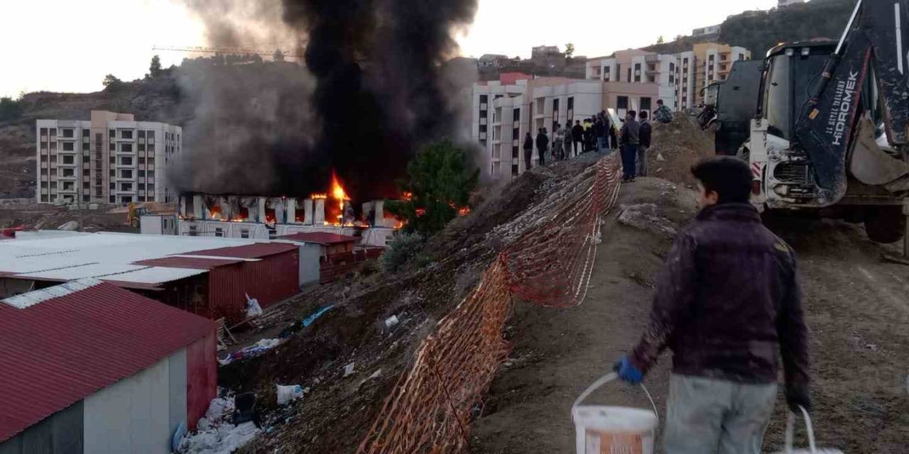İşçilerin Kaldığı Konteyner Yatakhane Alevlere Teslim Oldu