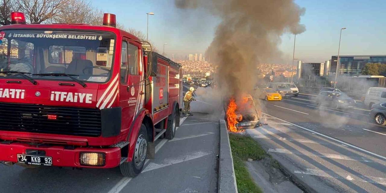 E-5’te Seyir Halindeki Araç Alevlere Teslim Oldu