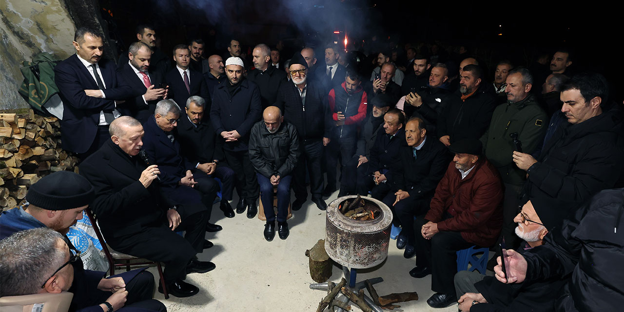 Cumhurbaşkanı Erdoğan Rize'deki Gazi komşusunun taziyesinde Kur'an-ı Kerim okudu