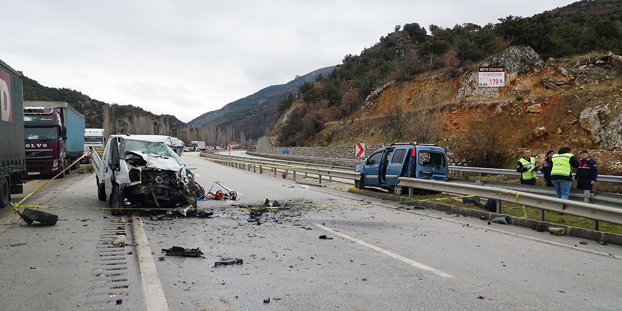 Çorum'da 4 aracın karıştığı trafik kazasında 2 kişi öldü, 5 kişi yaralandı