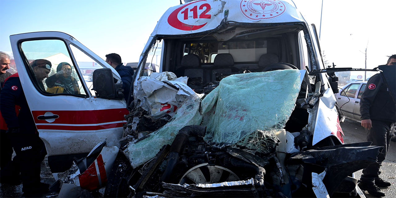 Erzurum'da ambulanslarında karıştığı trafik kazası: 9 yaralı