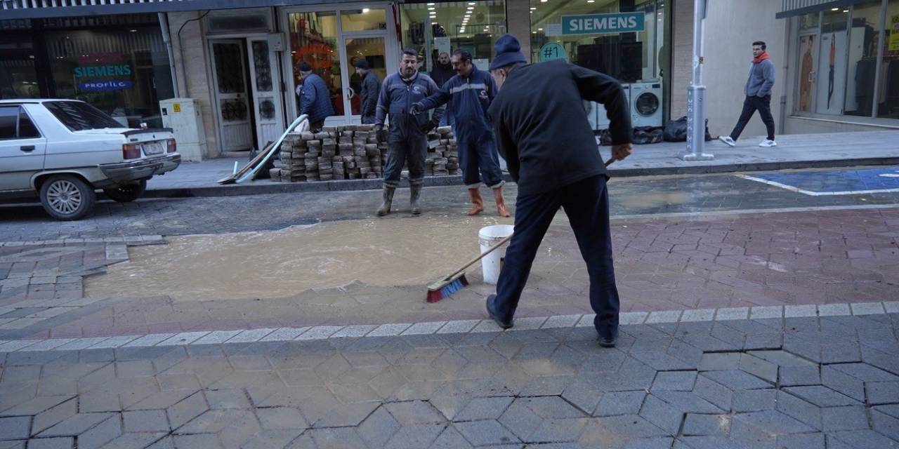 Gümüşhane’de Ana Su Borusu Patladı, Fışkıran Suyun Boyu Apartmanları Aştı