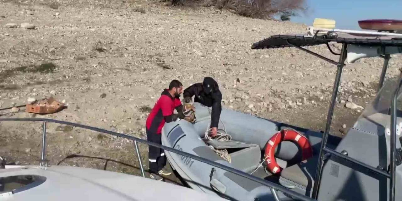 Gölde Su Yükseldi, Mahsur Kalan Yavru Köpekleri Polis Kurtardı