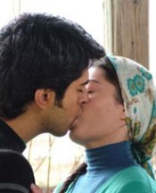 Durmak yok öpüşmeye devam