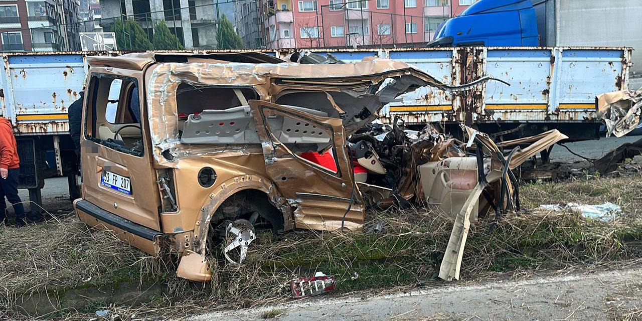 Rize’de kontrolden çıkan otomobil park halindeki tıra çarptı: 1 ağır yaralı