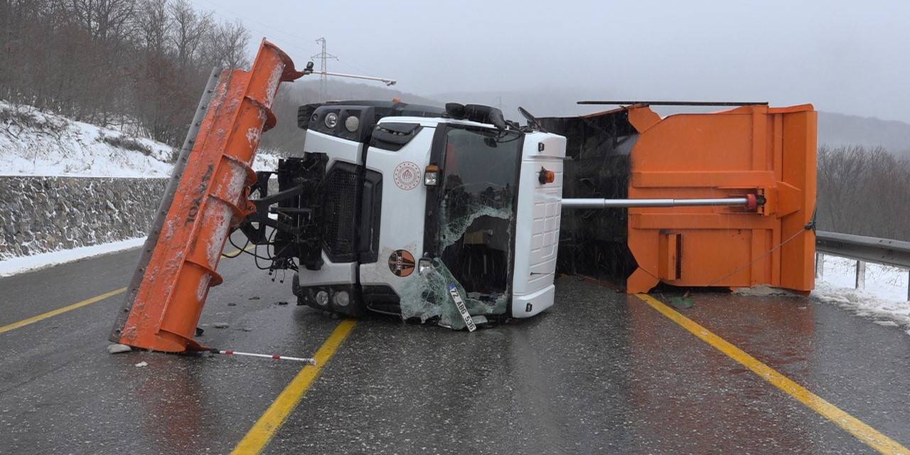 Kırklareli’nde Kar Küreme Aracı Devrildi: 2 Yaralı