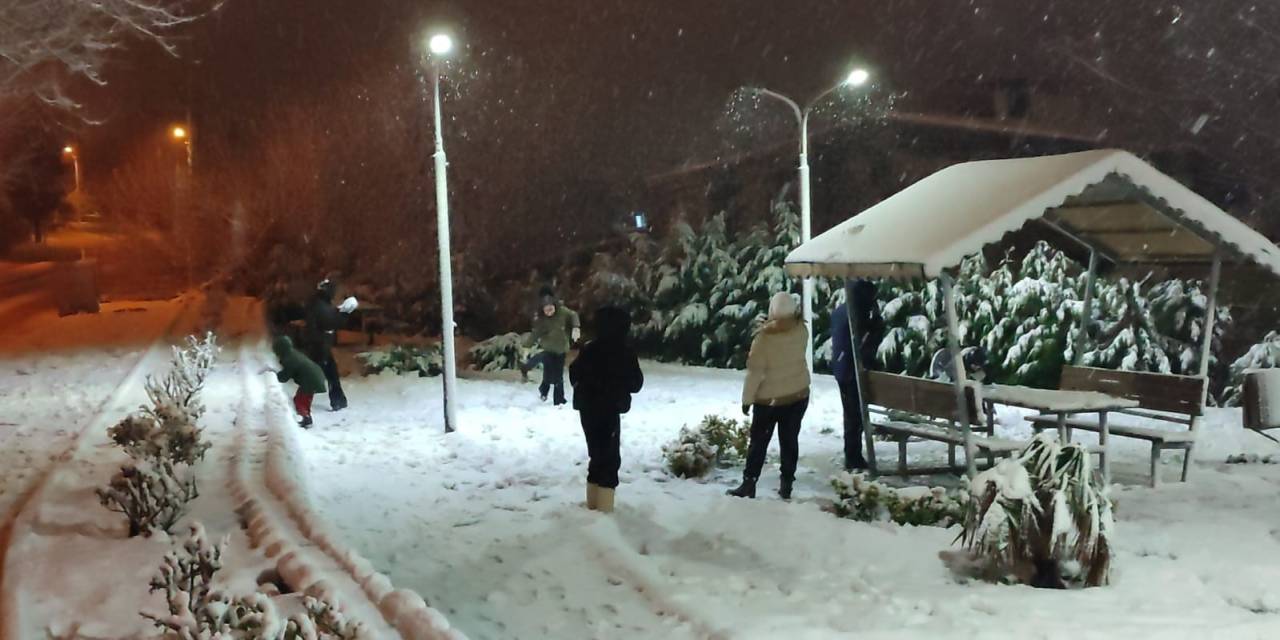 Keşan’da Çocuklar, Kar Yağışı Altında Anne Ve Babalarıyla Kartopu Oynadı