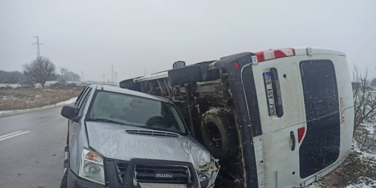 Kamyonetin Çarptığı Minibüsün Sürücüsü Yaralandı