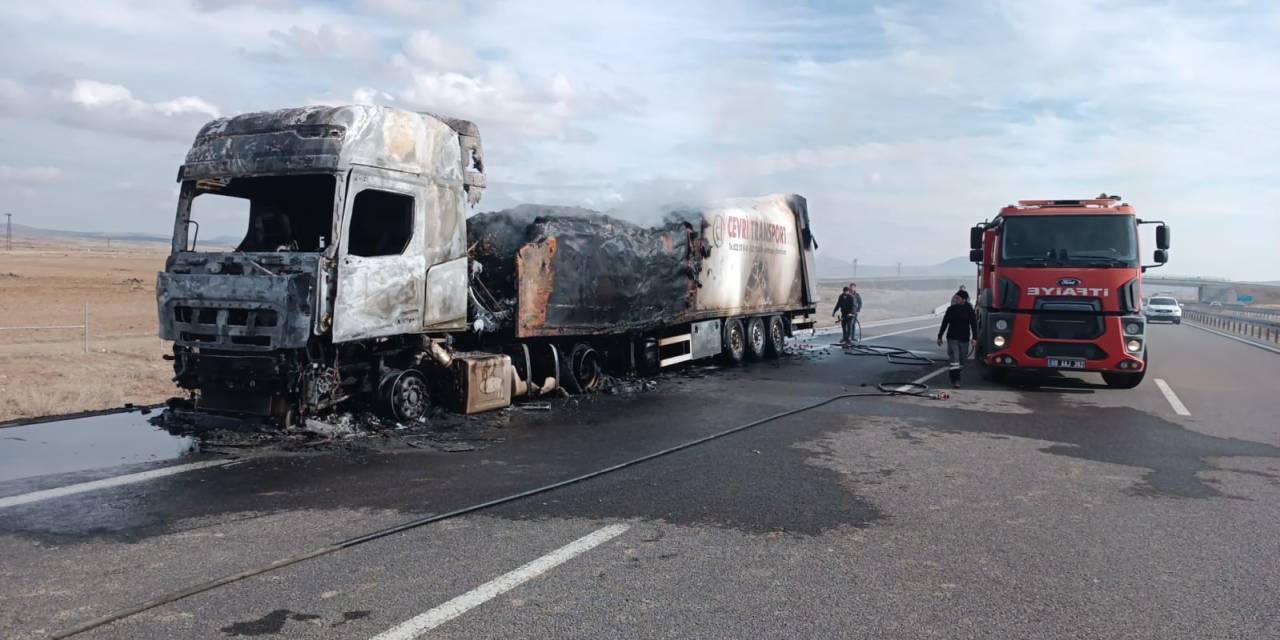 Aksaray’da Alev Alan Mandalina Yüklü Tır Küle Döndü