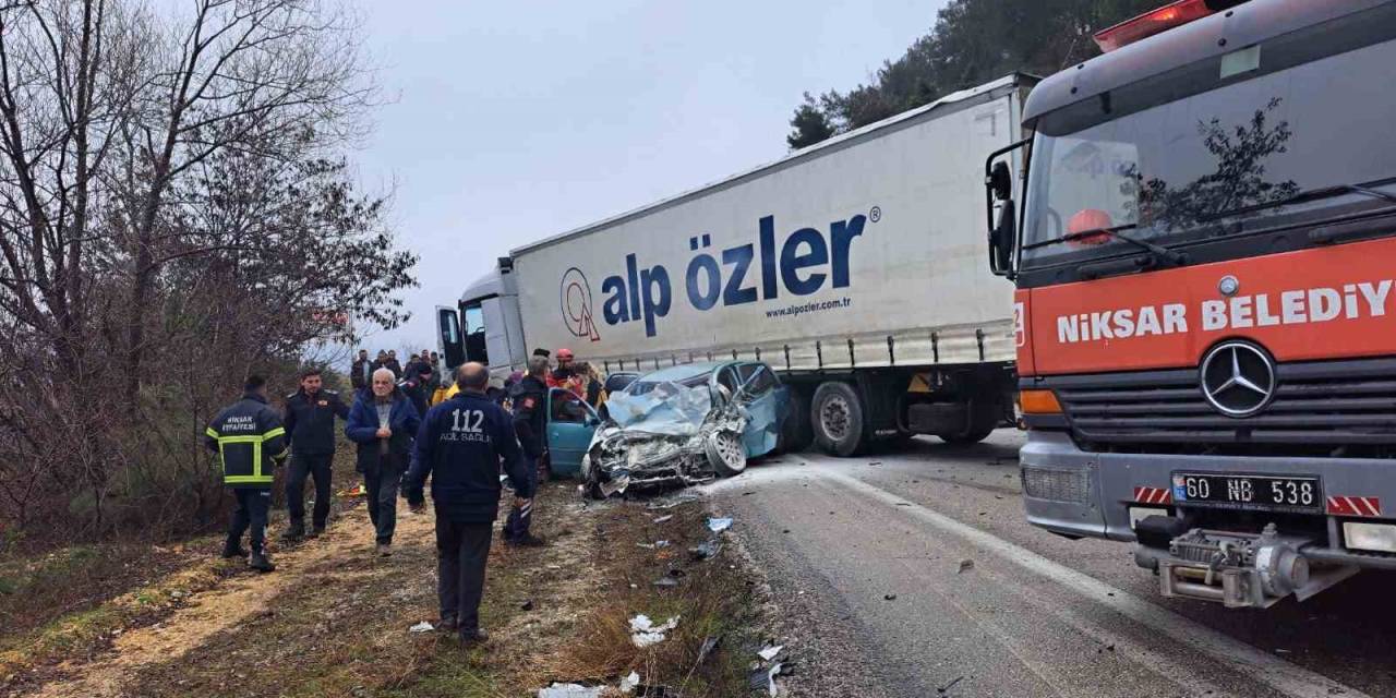 Tıra Çarpan Opel Marka Otomobil 2 Kişiye Mezar Oldu